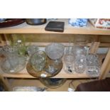 MIXED LOT: VARIOUS ASSORTED GLASSWARES TO INCLUDE VASES, BOWLS, ETC