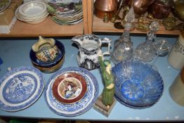 MIXED LOT: VARIOUS ASSORTED CERAMICS TO INCLUDE A WILLOW PATTERN WARMING BOWL, VARIOUS JUGS, GLASS