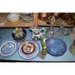 MIXED LOT: VARIOUS ASSORTED CERAMICS TO INCLUDE A WILLOW PATTERN WARMING BOWL, VARIOUS JUGS, GLASS