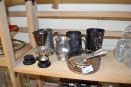 MIXED LOT: VARIOUS SILVER PLATED TANKARDS, SMALL TROPHIES, BOTTLE STAND ETC