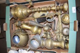 BOX OF VARIOUS ASSORTED BRASSWARES TO INCLUDE A MIDDLE EASTERN HOOKAH PIPE, VARIOUS VASES, ORNAMENTS