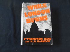 FRYNIWYD TENNYSON JESSE & HAROLD MARSH HARWOOD: WHILE LONDON BURNS, LETTERS WRITTEN TO AMERICA (JULY