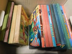 Box: assorted childrens annuals