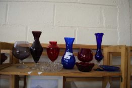 MIXED LOT: VARIOUS COLOURED GLASS VASES AND BOWLS