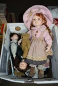 MIXED LOT: ASSORTED DOLLS TO INCLUDE CLOWNS, MODERN PORCELAIN HEADED EXAMPLES AND OTHERS