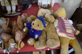 MIXED LOT: VARIOUS TEDDY BEARS TO INCLUDE A VINTAGE STRAW FILLED EXAMPLE