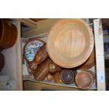 MIXED LOT: VARIOUS TURNED WOODEN ITEMS TO INCLUDE CANDLE STICKS, BOWLS ETC