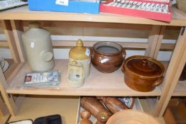 MIXED LOT: VARIOUS STONE WARE ITEMS TO INCLUDE POTTERY DRINKER AND D DAY LANDINGS COMMENORATIVE 50