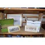 MIXED LOT: VARIOUS STEREOSCOPE CARDS AND A FRAMED COLOURED PRINT