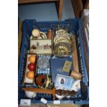 BOX OF VARIOUS ITEMS TO INCLUDE HORSE BRASSES, TORQUAY WARE VASE AND OTHER ITEMS