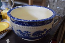 MIXED LOT: COPELAND SPODE TOWER PATTERN CHAMBER POT TOGETHER WITH A QUANTITY OF CARLTON OVEN WARE,