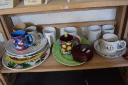 MIXED LOT: VARIOUS ASSORTED MUGS, DECORATED PLATES ETC