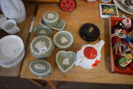 MIXED LOT: WEDGWOOD JASPER WARE ITEMS TO INCLUDE PIN TRAYS AND TRINKET BOXES, VINTAGE TAPE MEASURE