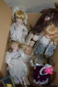 MIXED LOT: VINTAGE DOLLS TO INCLUDE VARIOUS PORCELAIN HEADED EXAMPLES