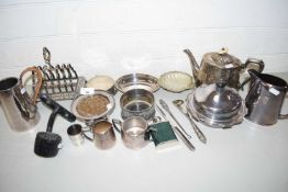 MIXED LOT: VARIOUS SILVER PLATED WARES TO INCLUDE TEA SET, TOAST RACK AND OTHER ITEMS