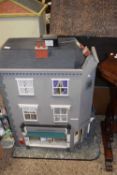 20TH CENTURY DOLLS HOUSE FORMED AS A END TERRACE WITH SHOP BENEATH, 57 CM WIDE