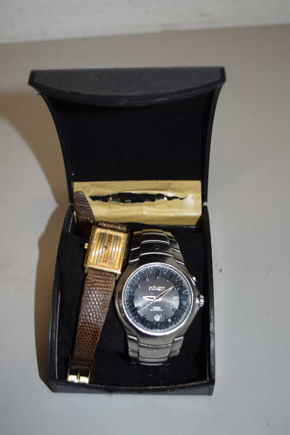 GENTS NIXON WRIST WATCH TOGETHER WITH A RAYMOND WEIL GOLD PLATED LADIES WRIST WATCH (2)