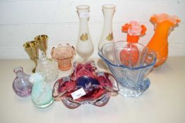 MIXED LOT: VARIOUS COLOURED GLASS VASES, ART GLASS ASHTRAY AND OTHER ITEMS