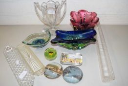 MIXED LOT: ARTGLASS BOWLS, VARIOUS PAPER WEIGHTS, PRESSED GLASS DISHES ETC