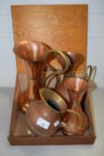 MIXED LOT: VARIOUS ASSORTED COPPER JUGS AND A WEDGE FORMED WOODEN BOX