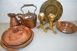 LARGE MIXED LOT: VARIOUS METAL WARES TO INCLUDE ASSORTED COPPER TRAYS, FIRE DOGS, COPPER KETTLE ETC