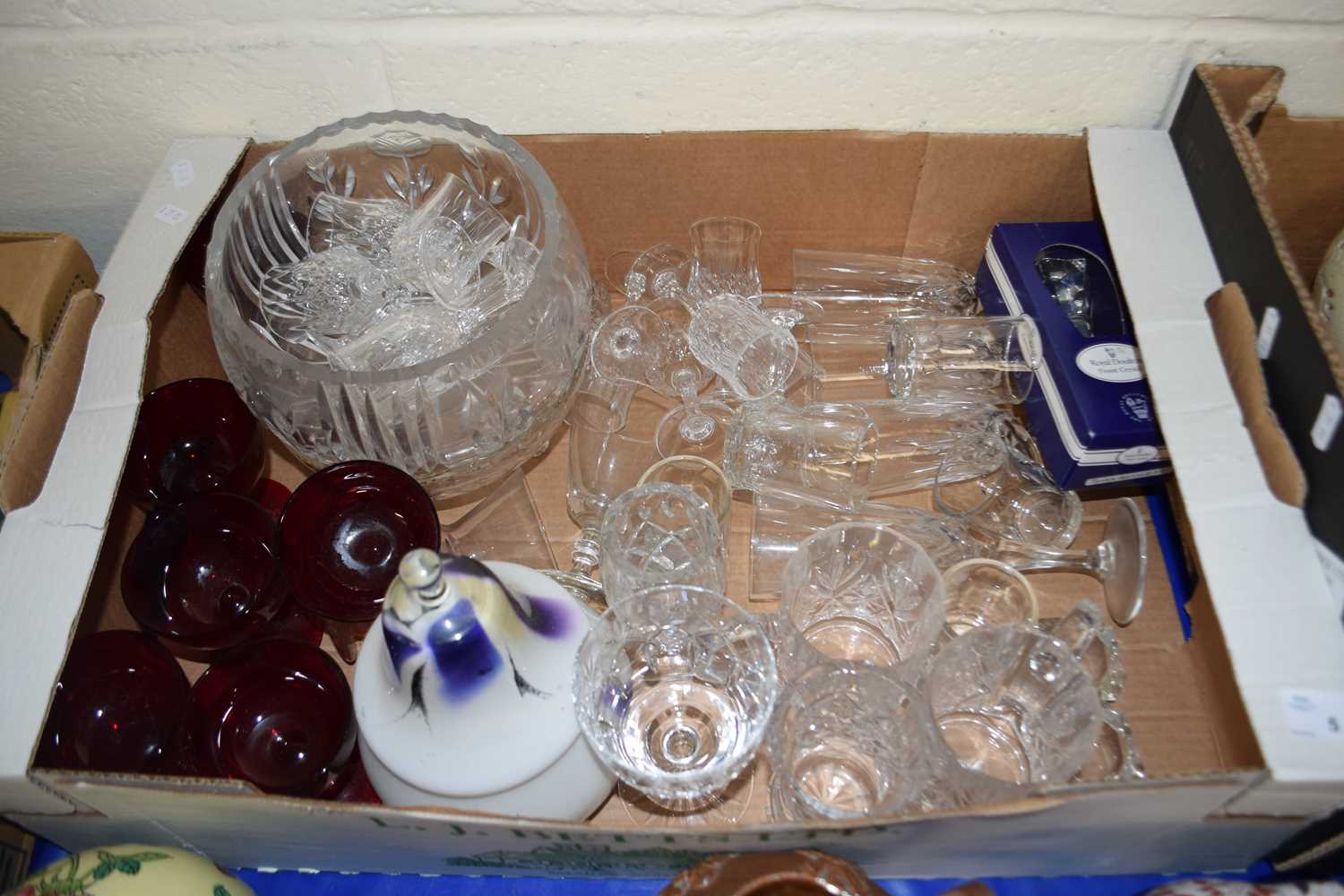 BOX OF VARIOUS MIXED DRINKING GLASSES, GLASS BOWLS ETC