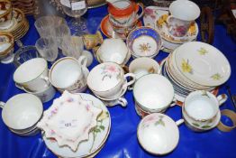 MIXED LOT: VARIOUS ASSORTED TEA WARES, DRINKING GLASSES AND OTHER ITEMS