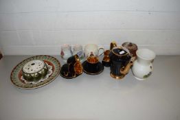 MIXED LOT: VARIOUS ASSORTED CERAMICS TO INCLUDE A GILT DECORATED COFFEE SET, VARIOUS VASES,