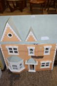 20TH CENTURY DOLLS HOUSE WITH BAY FRONT WINDOW, 75 CM WIDE