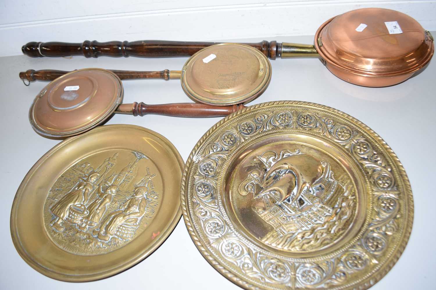 MIXED LOT: SMALL BRASS AND COPPER WARMING PAN, BRASS WALL PLAQUES ETC