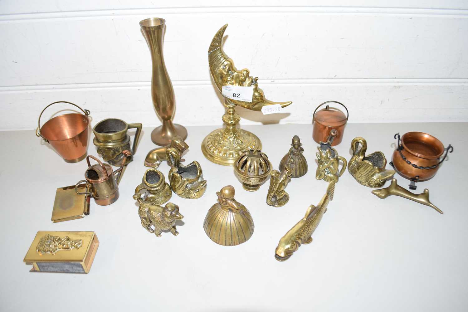 COLLECTION OF VARIOUS ASSORTED SMALL BRASSES, COPPER ORNAMENTS