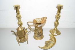 MIXED LOT: BRASS WARE TO INCLUDE PAIR OF CANDLE STICKS