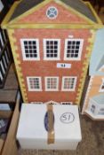 20TH CENTURY DOLLS HOUSE IN THE FORM OF A GEORGIAN TOWN HOUSE TOGETHER WITH ASSORTED ACCESSORIES, 50
