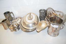 MIXED LOT: VARIOUS ASSORTED SILVER PLATED WARES TO INCLUDE ENTREE DISHES, BOTTLE STANDS, TEA