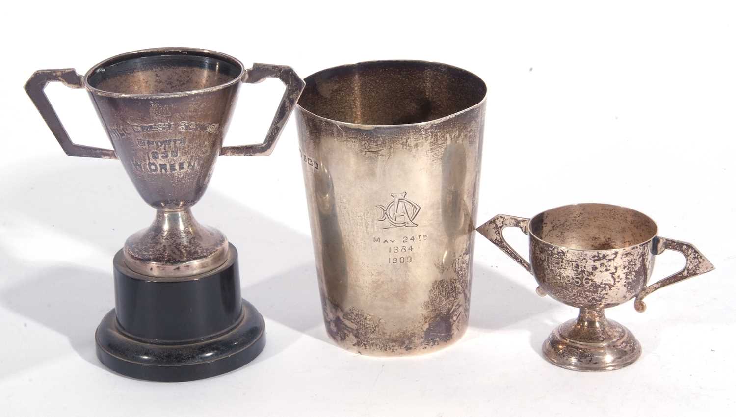 Mixed lot to include a George V silver beaker of plain tapering form engraved and dated to one side, - Bild 3 aus 6