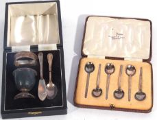 Mixed lot including a cased set of six Walker & Hall silver teaspoons, Sheffield 1935, a cased egg