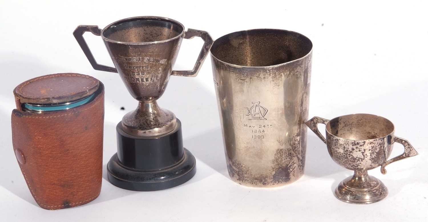 Mixed lot to include a George V silver beaker of plain tapering form engraved and dated to one side, - Bild 2 aus 6