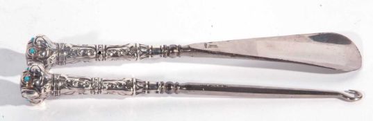 Edwardian silver dog handled shoehorn and matching button hook, with bead set eyes (1 missing),