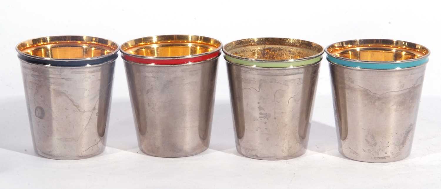 Mixed lot to include a George V silver beaker of plain tapering form engraved and dated to one side, - Bild 5 aus 6