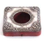 Edward VII silver mounted easel watch holder, embossed with scroll decoration and mounted to a red