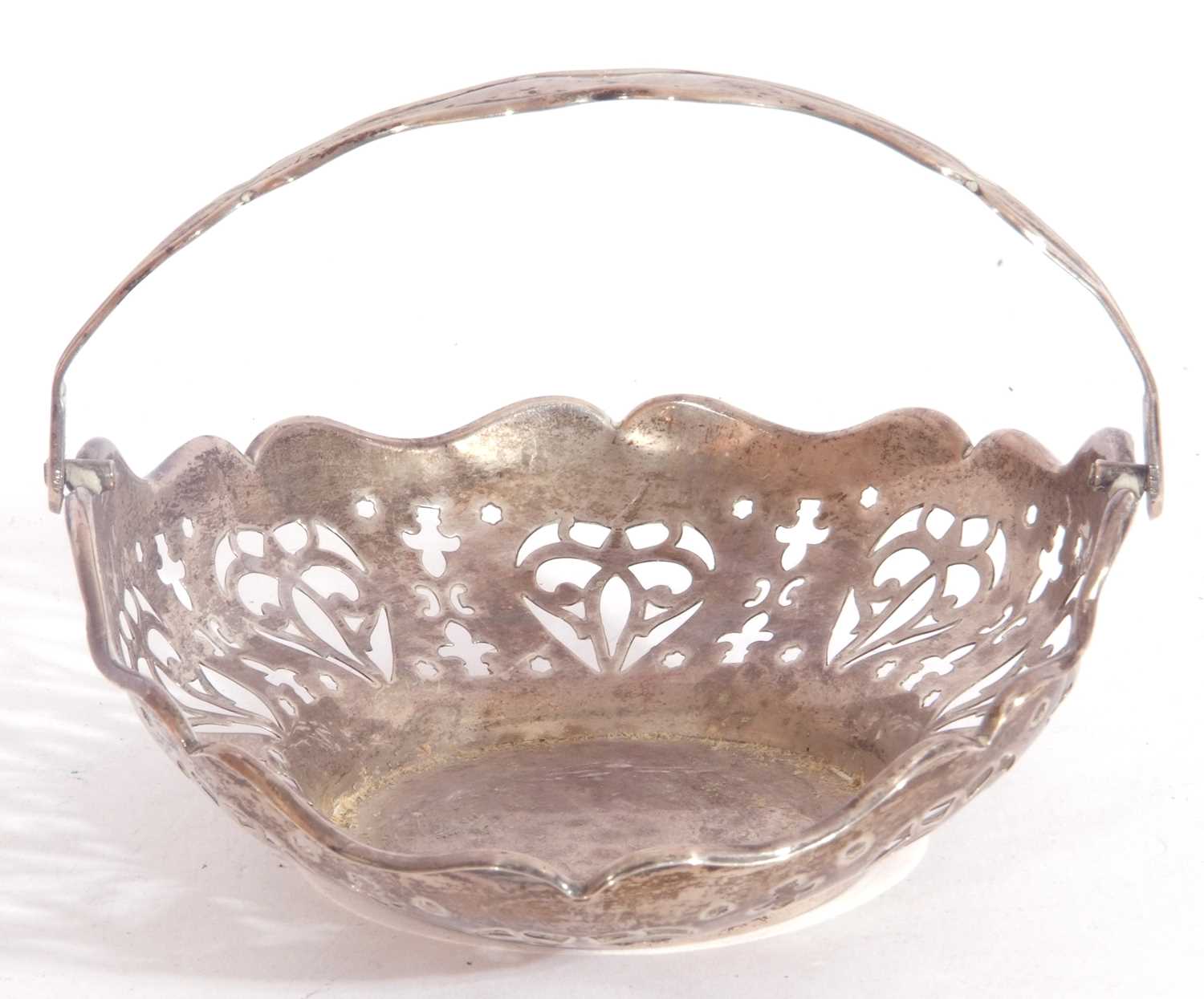 George V small swing handled basket of oval form having a pierced geometric design border and - Image 2 of 3