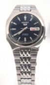 A gents Seiko 5 automatic wrist watch. The watch has a 21 Jewel automatic movement, which can be