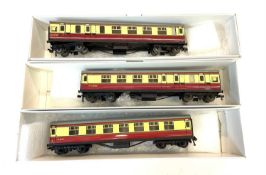 Hornby Dublo 00 gauge assorted railway carriages. To include: - M26133 (2) - M4183 (1)