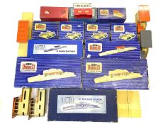 A Large quantity of Hornby Dublo platforms, stations, crossings etc, most in original boxes. To