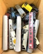 A large box of assorted 00 gauge railway train and carriages. Predominantly Triang, in various