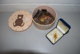 BOX OF VARIOUS ASSORTED COINAGE AND A FURTHER HIGHLAND ARTS PIN BADGE