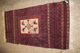 20TH CENTURY WOOL FLOOR RUG WITH CENTRAL MEDALLION OF BIRDS, 160 CM LONG