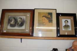 MIXED LOT COMPRISING A COLOURED PRINT OF HER MAJESTY QUEEN ELIZABETH II TOGETHER WITH A FRAMED BLACK