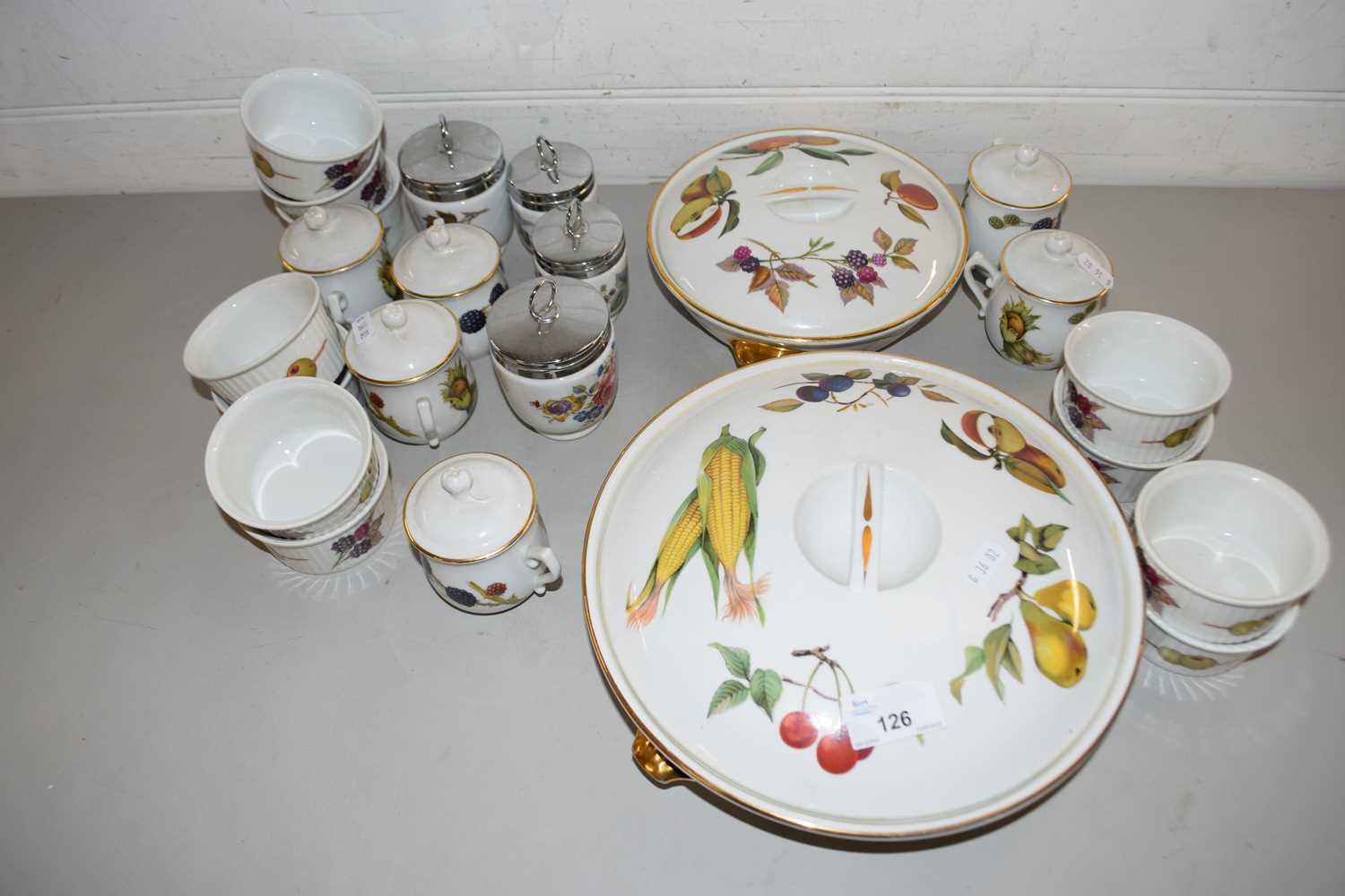 QUANTITY OF ROYAL WORCESTER, EVESHAM AND OTHER PATTERNED TABLE WARES TO INCLUDE COVERED VEGETABLE