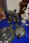 MIXED LOT: VARIOUS 19TH CENTURY AND LATER PEWTER AND METAL WARES TO INCLUDE VARIOUS TEA WARES,